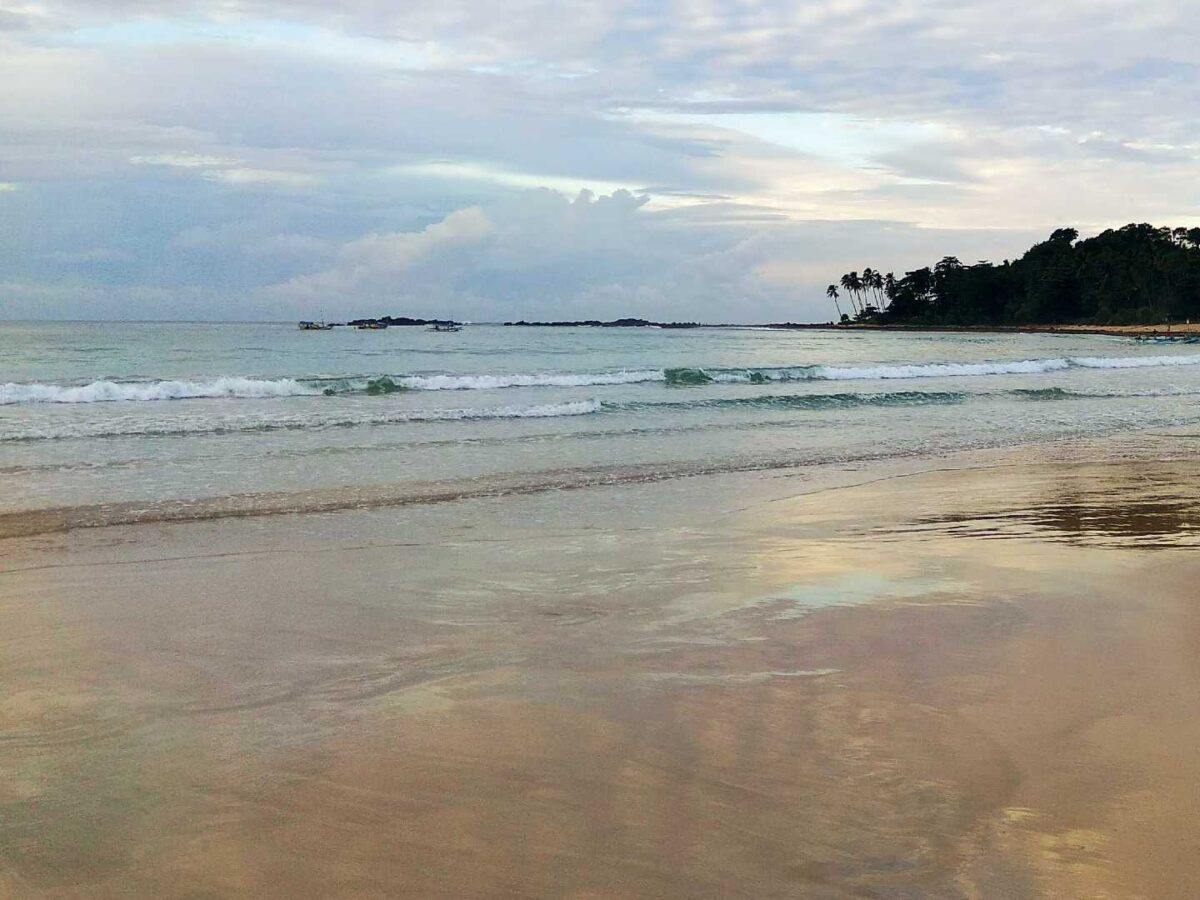 Pantai Legon Pari