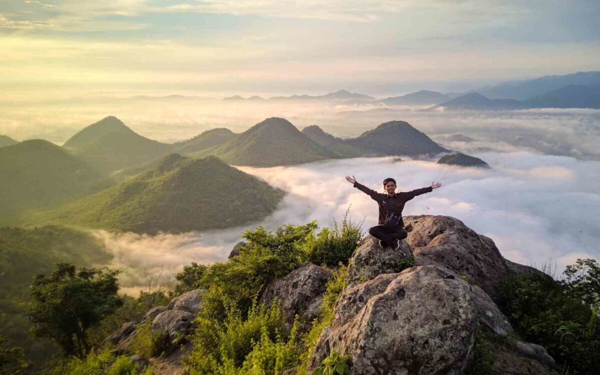 pemandangan bukit di atas awan