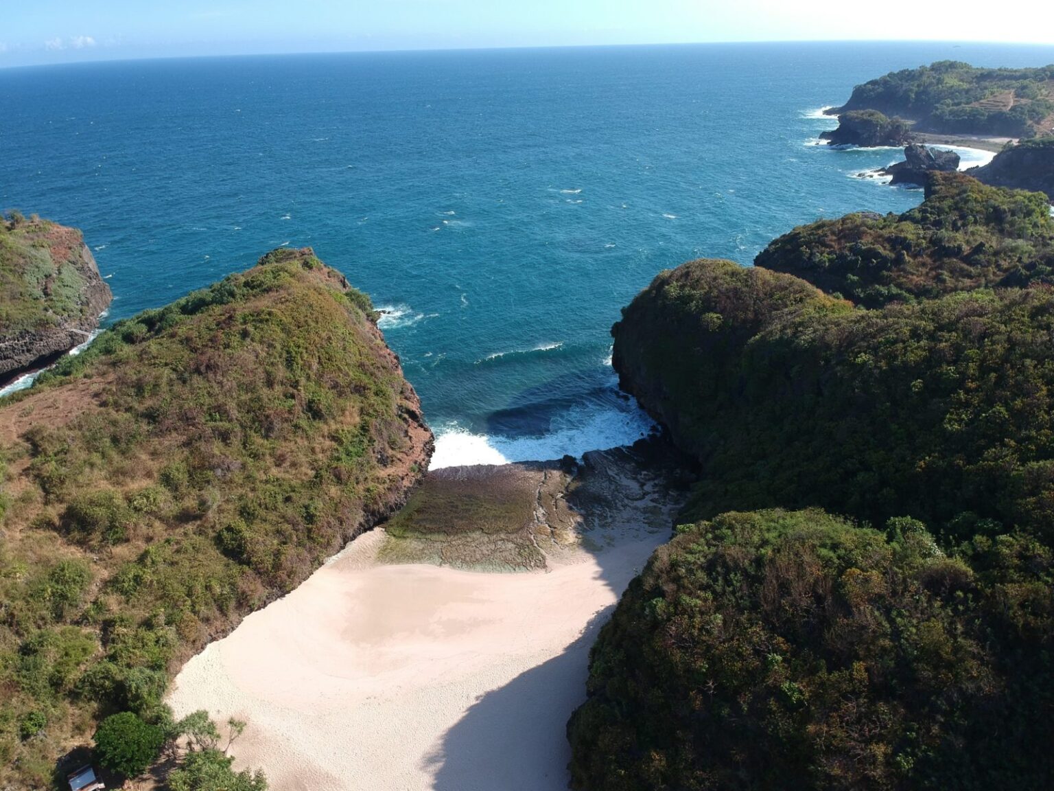 Pantai Sedahan Gunungkidul bebatuan karang menjorok ke laut
