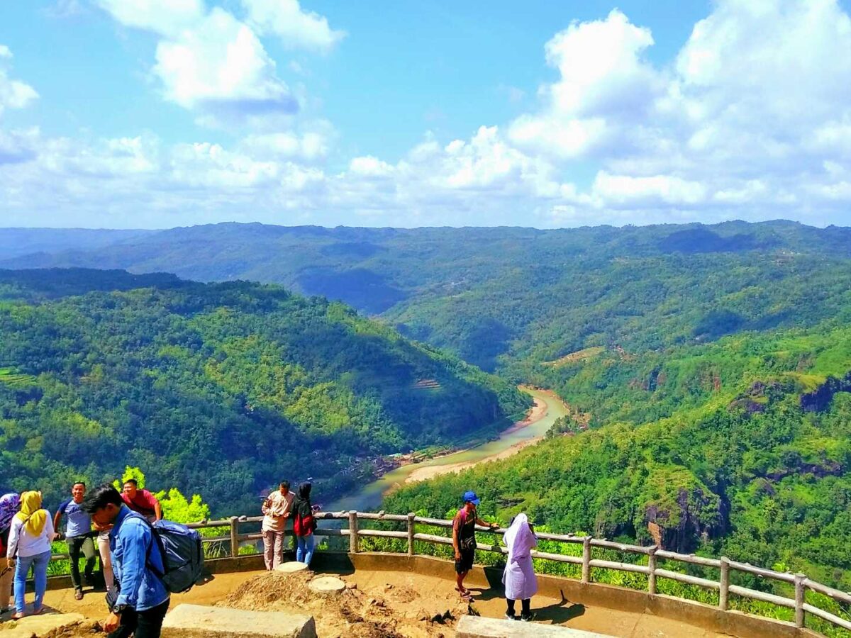 pemandangan perbukitan kebun buah mangunan