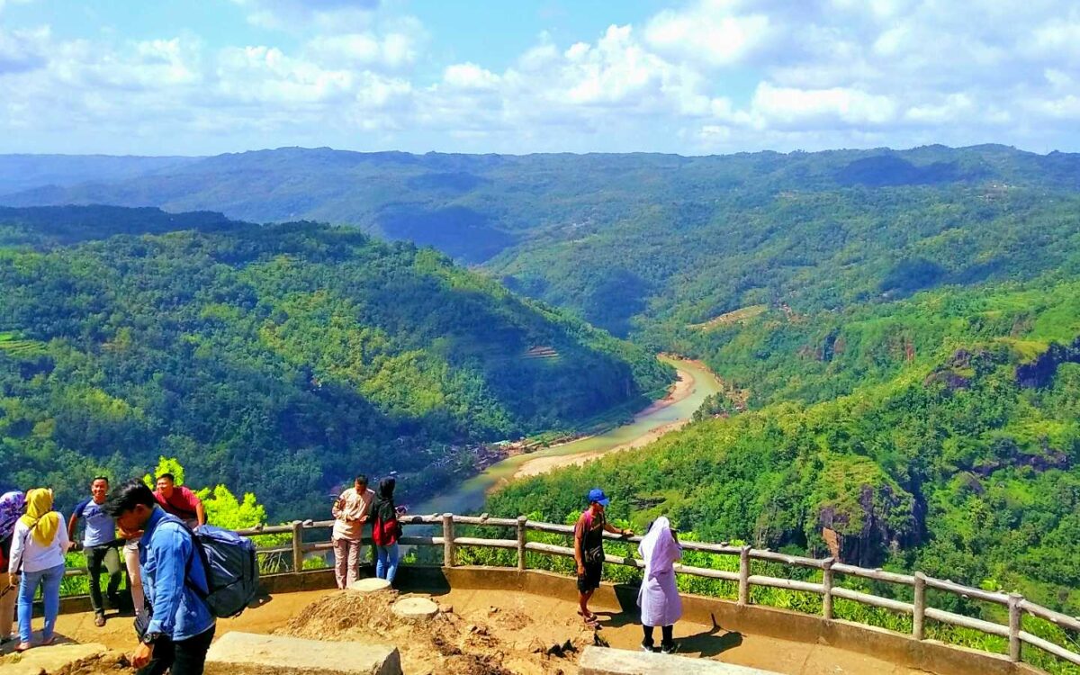 pemandangan perbukitan kebun buah mangunan