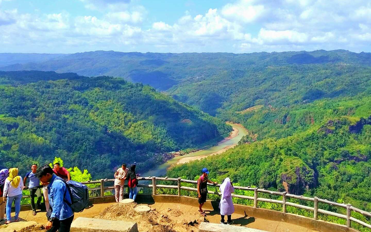 pemandangan perbukitan kebun buah mangunan