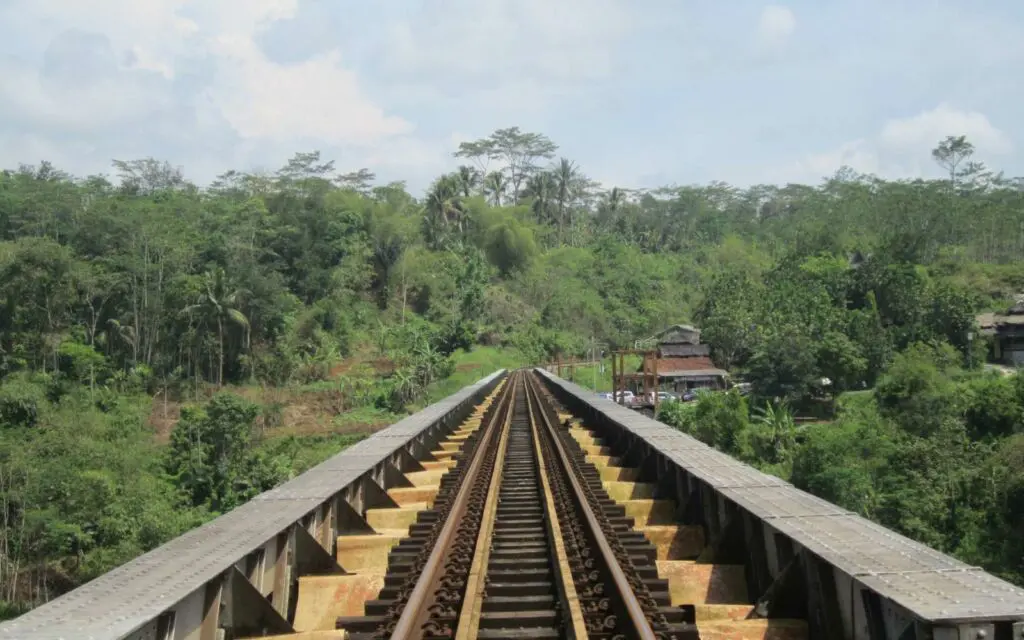 Rel Kereta Api Jembatan Cirahong