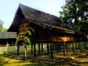 Rumah panggung saung ranggon