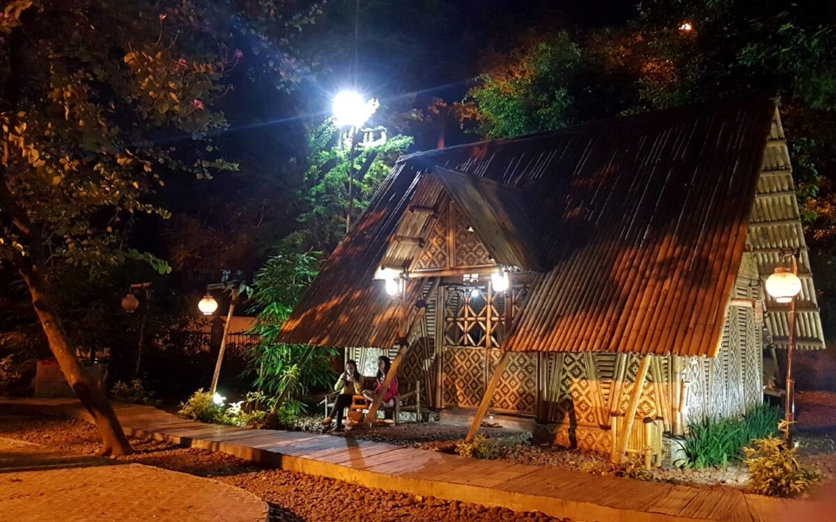 rumah bambu desain unik