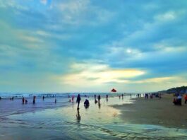 wisatawan bermain di pantai