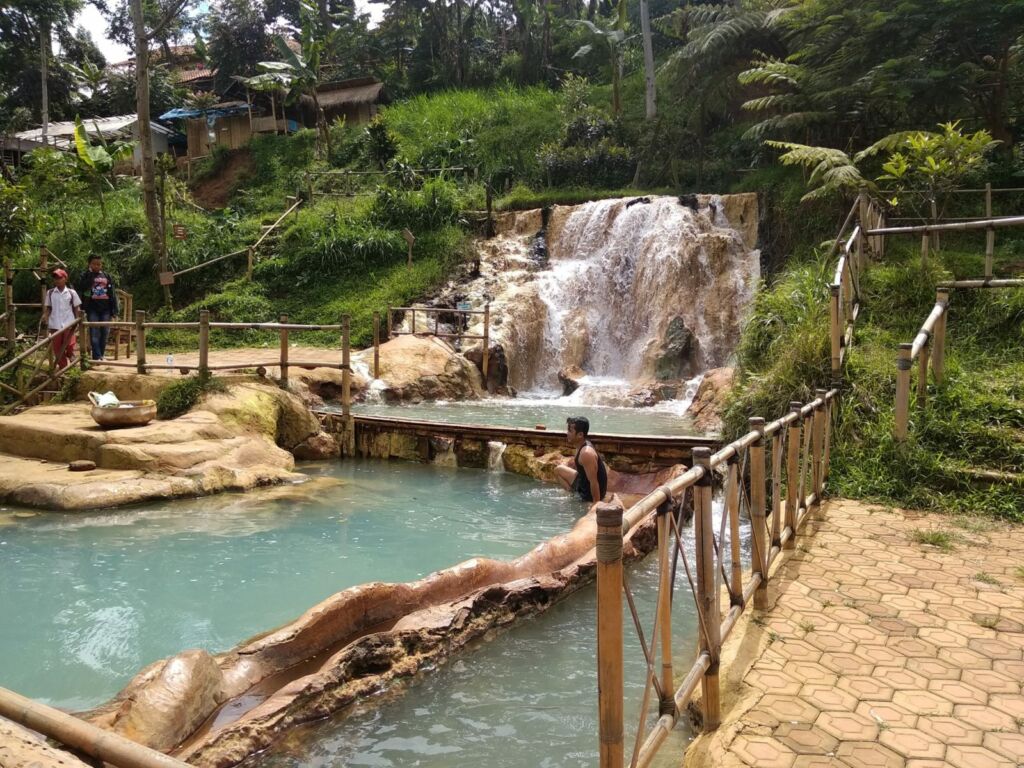 Curug Cipanas tempat wisata di lembang dengan kolam air panas