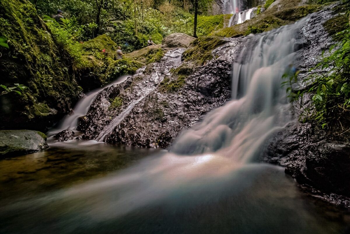 Air Terjun Dolo yang Bertingkat - tingkat
