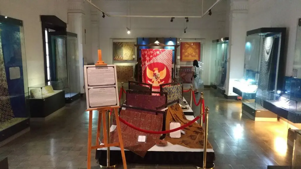 Batik Bercorak Pancasila di Museum Batik Pekalongan