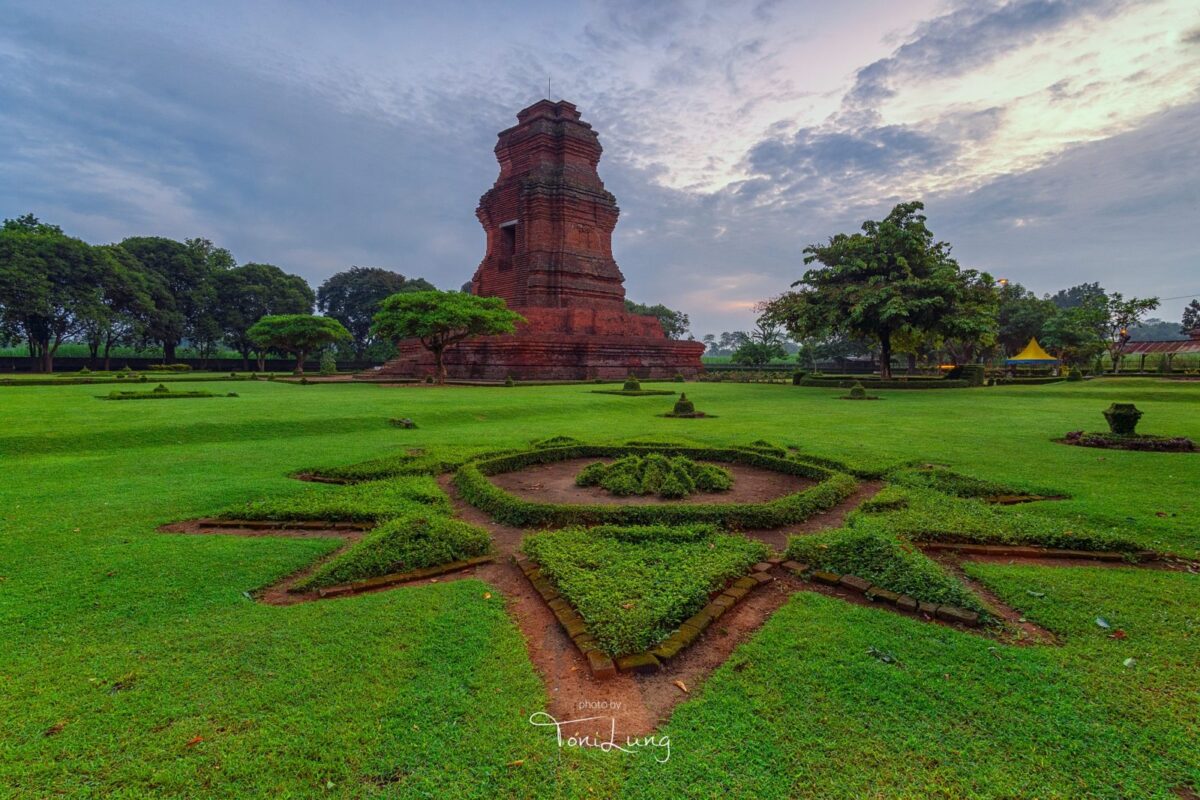 Kemegahan Candi Brahu di tengah Hijaunya Rerumputan