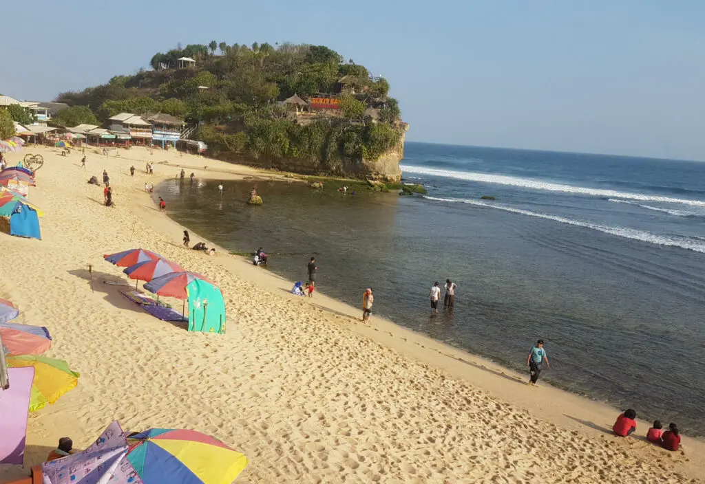 Pantai Indrayanti dengan kondisi pantainya yang bersih