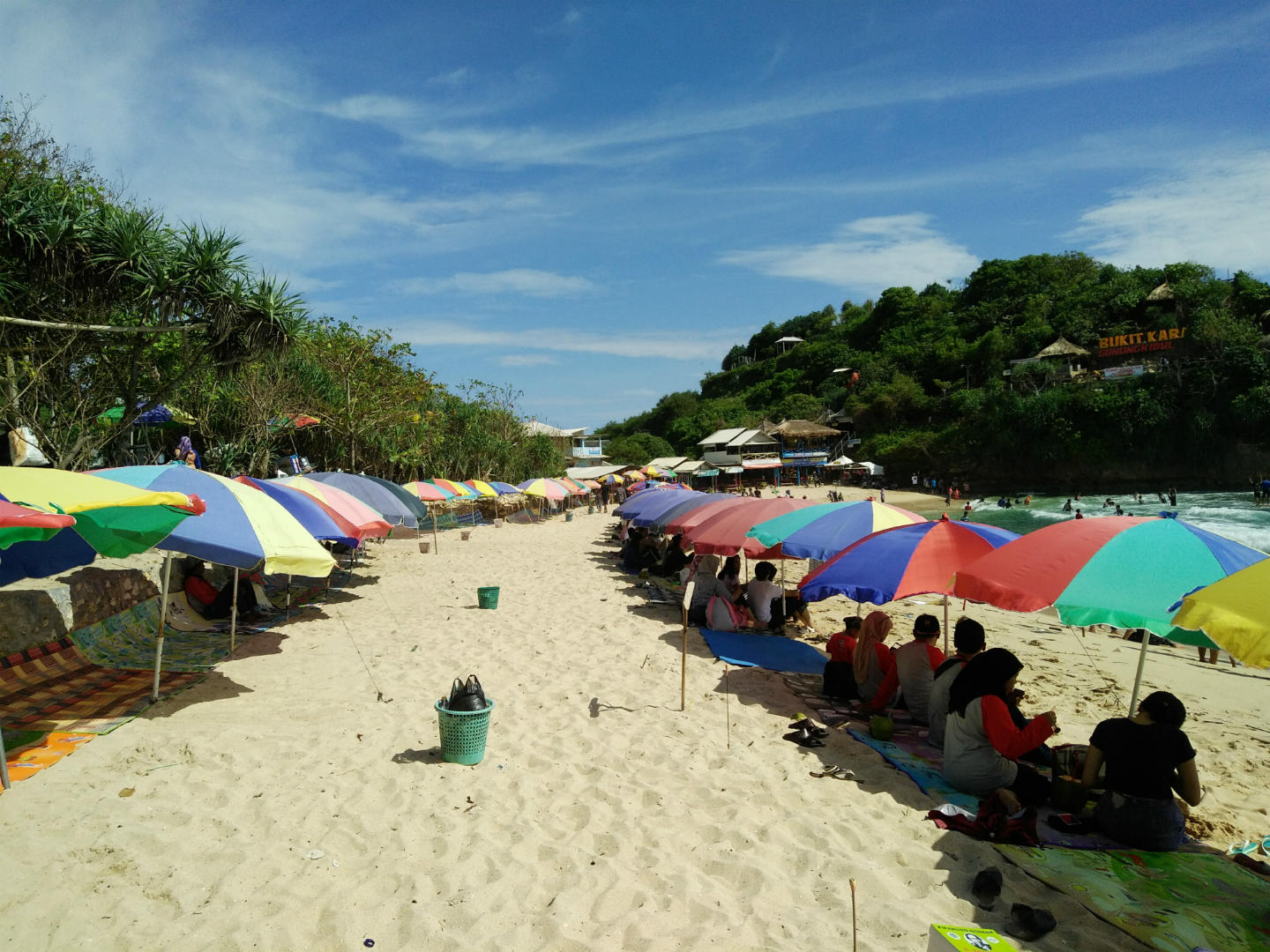 Payung-payung di tepi Pantai