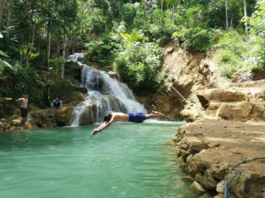 Pengunjung sedang Terjun untuk Berenang di Sungai Mudal