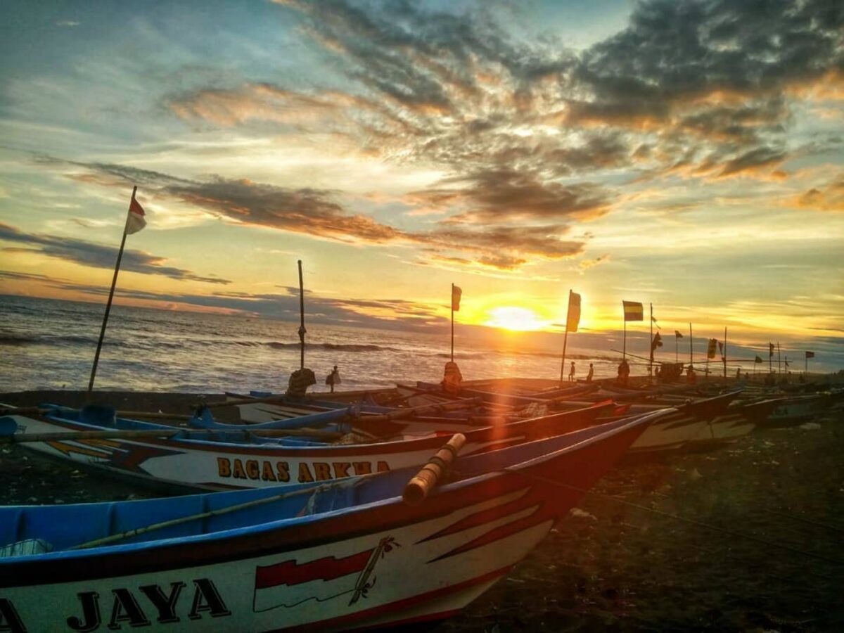 Perahu bersandar di Pantai Baru