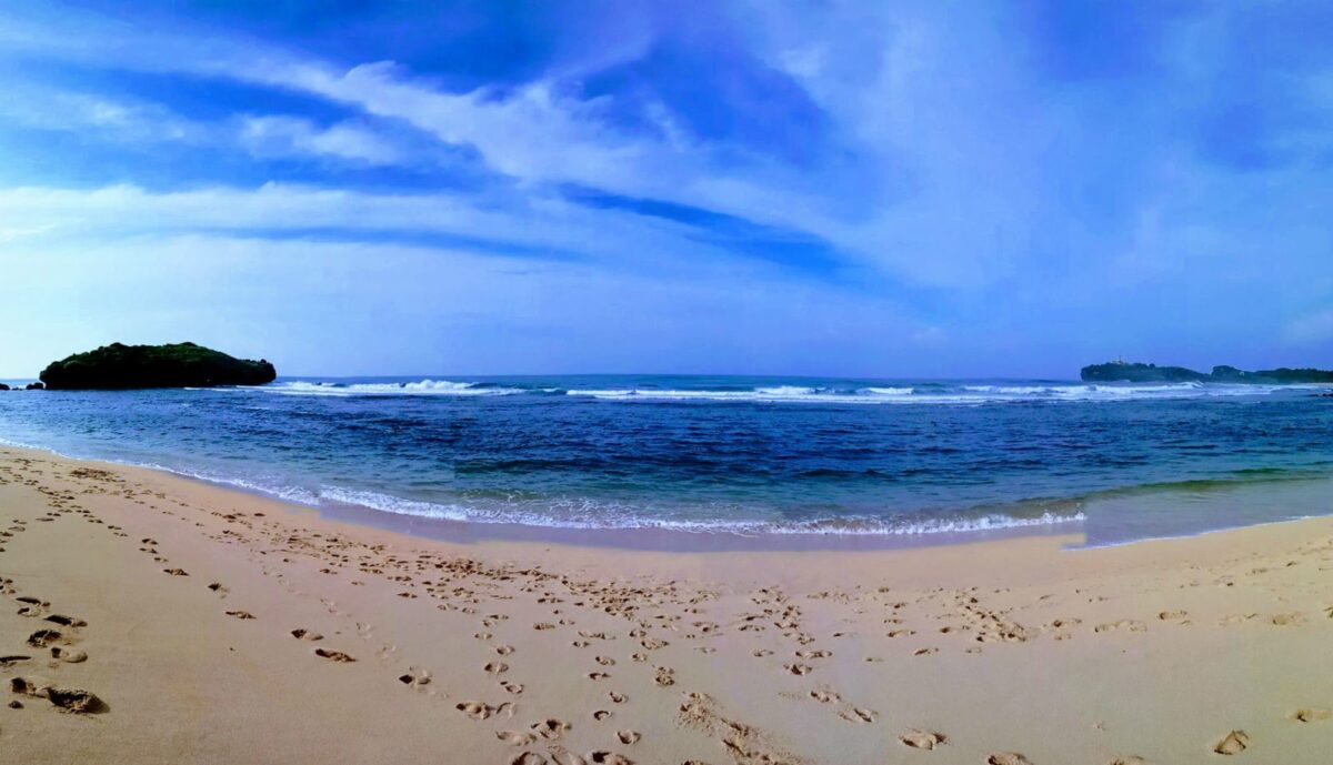Indahnya Pantai Sadranan