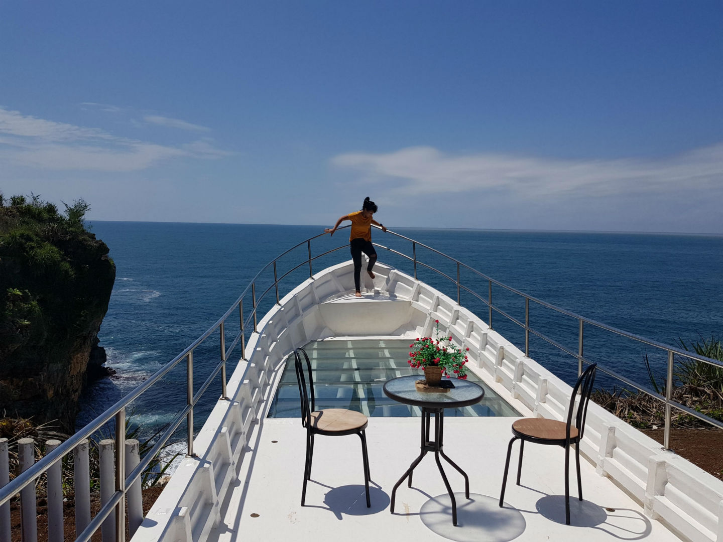 Spot Perahu Raksasa di Teras Kaca Nguluran