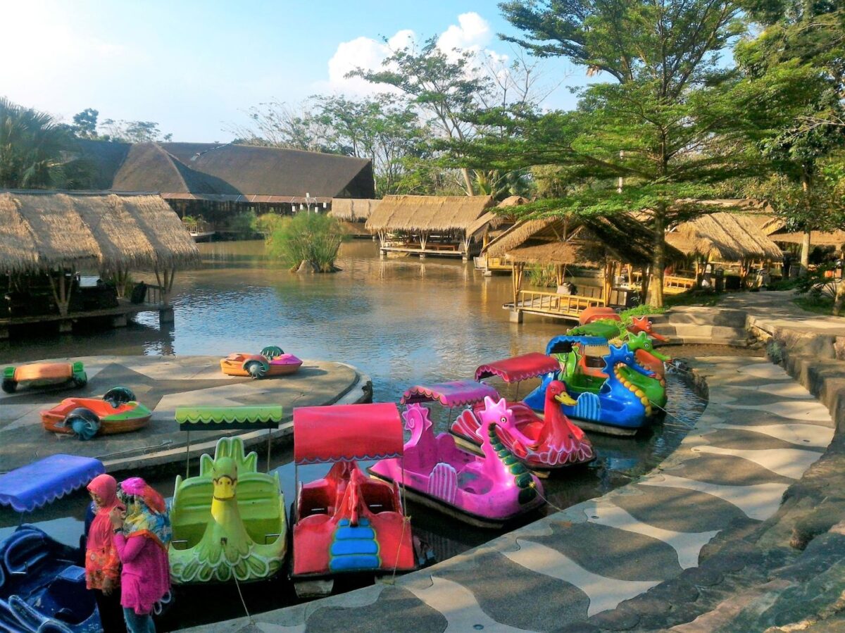 Suasana restoran Rumah Air Bogor