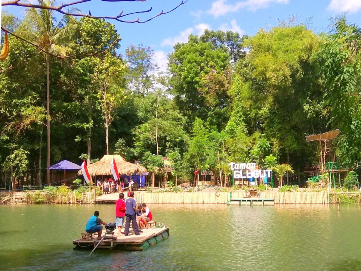 danau di taman glugut bantul