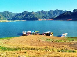 perahu di waduk