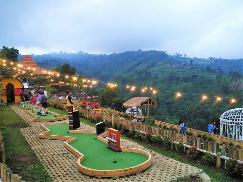 mini golf Punclut tempat wisata di Bandung dengan panorama perbukitan