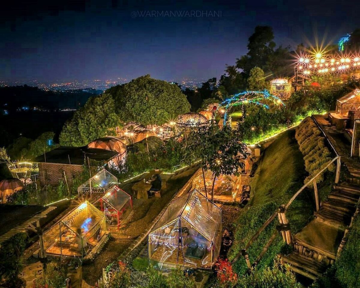 suasana malam di kafe lereng anteng