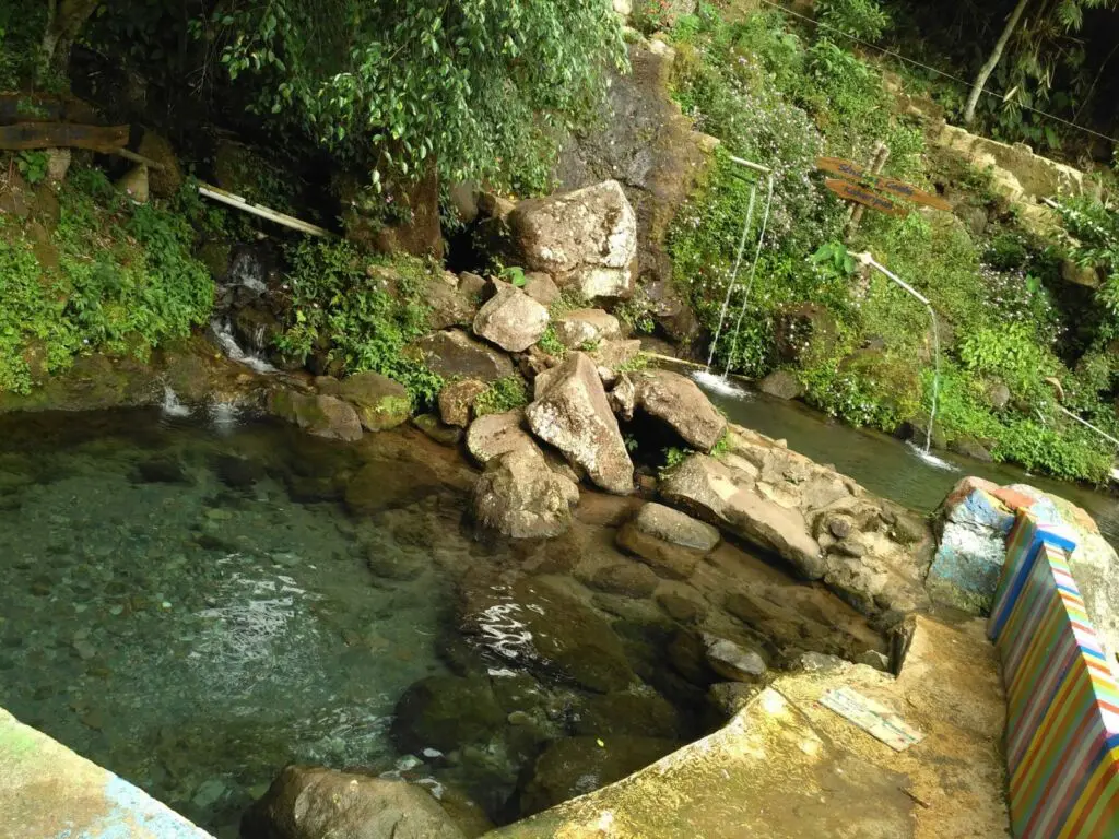 Dua kolam alami