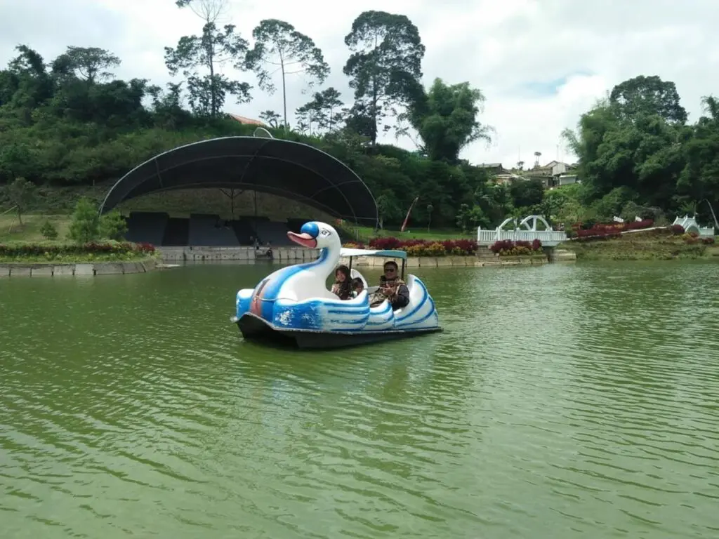 bebek-bebekan atau sepeda air tersedia di taman lembah dewata lembang
