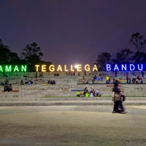 Taman Tegallega di malam hari