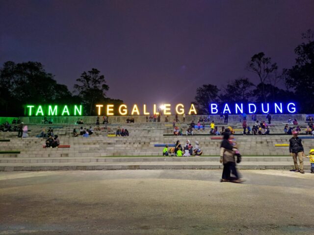Taman Tegallega di malam hari