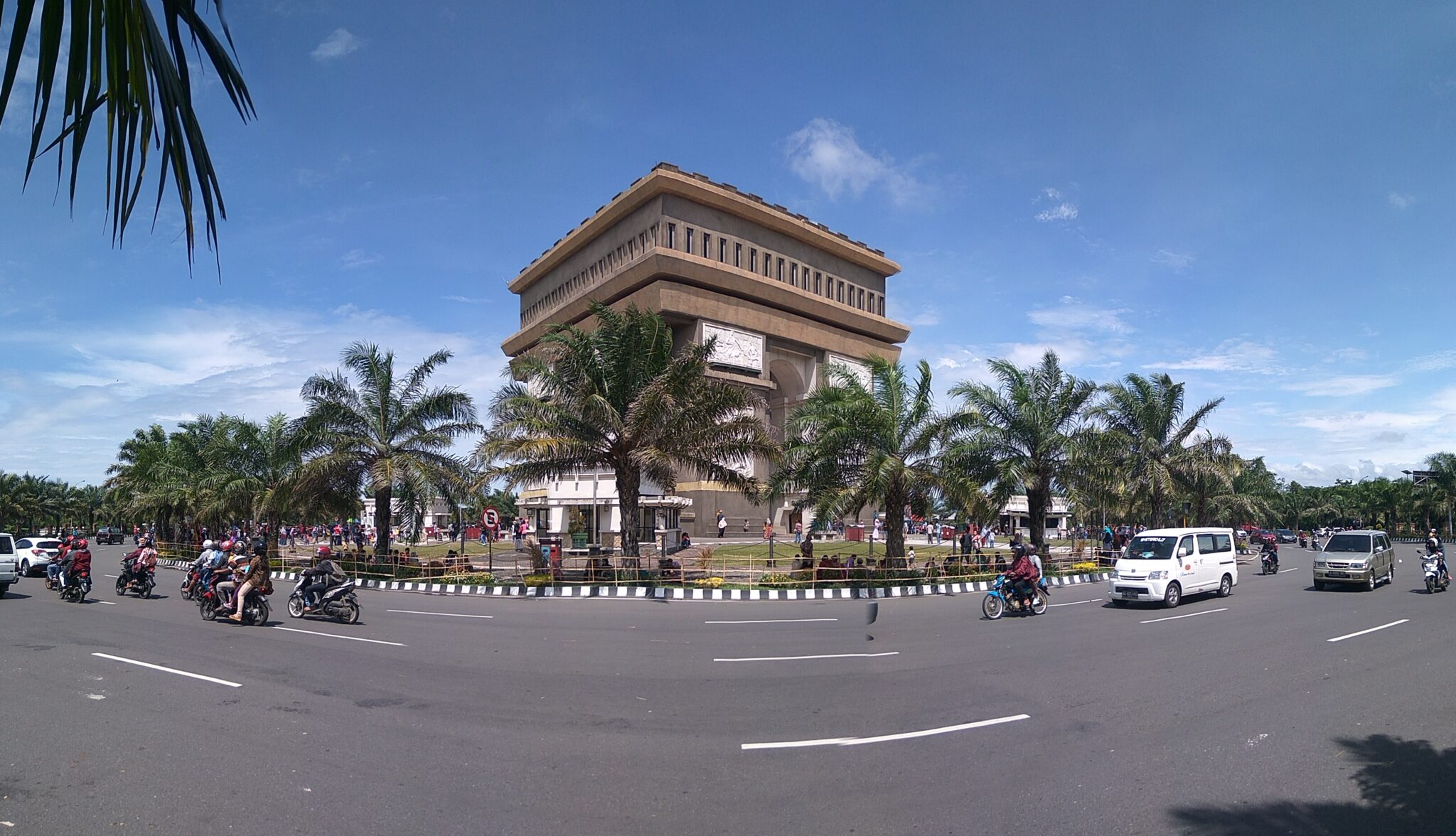Simpang Lima Gumul Kediri patung raksasa baru di tengah kawasan wisata