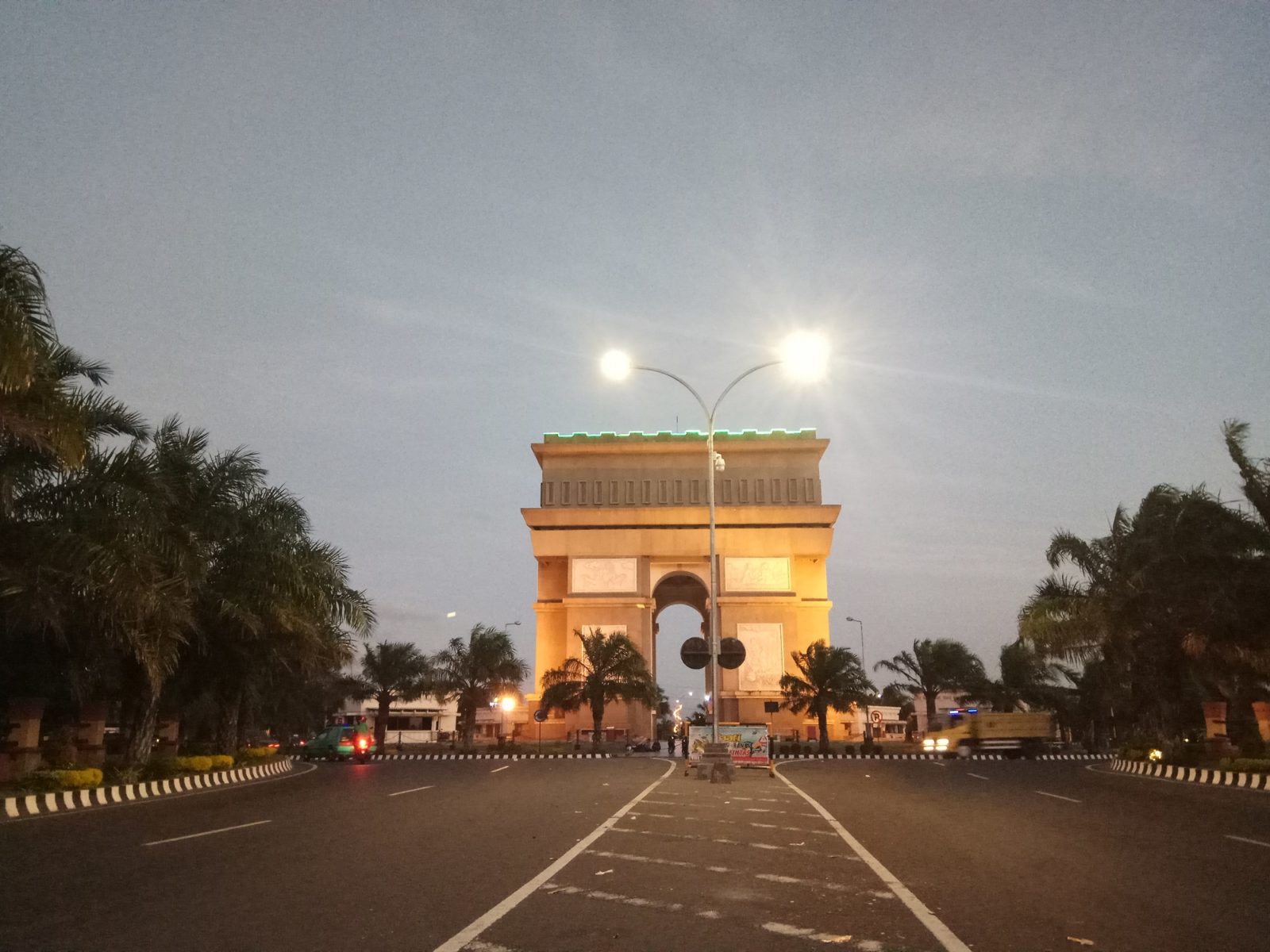 Monumen Simpang Lima Gumul di Malam Hari