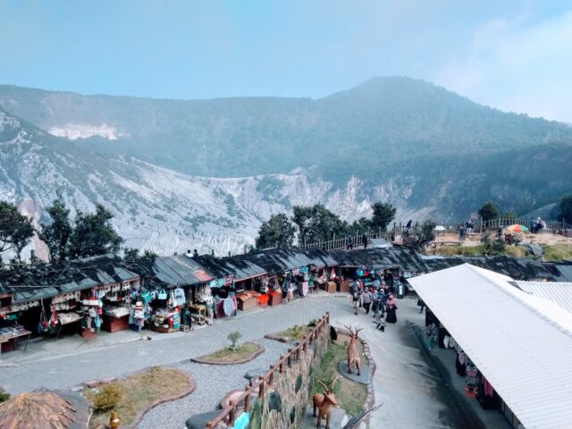 Barisan kios dan warung di TWA Gunung Tangkuban Parahu