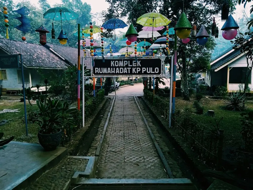 Kawasan Kampung Pulo di sekitar Situ Cangkuang