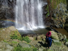 Pengunjung bermain di sekitar telaga Curug Cibareubeuy