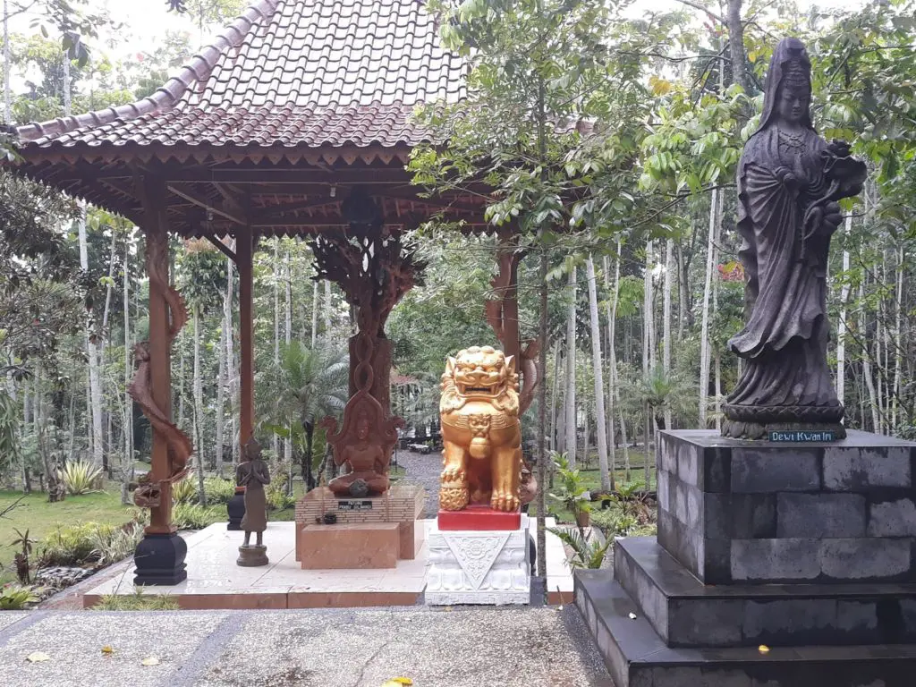 Sejumlah patung di taman Kampung Bali