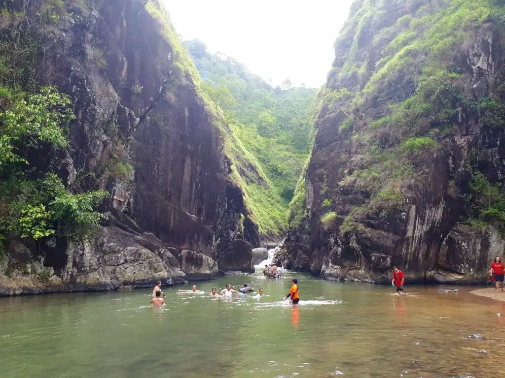 Wisatawan asyik bermain air di Leuwi Tonjong