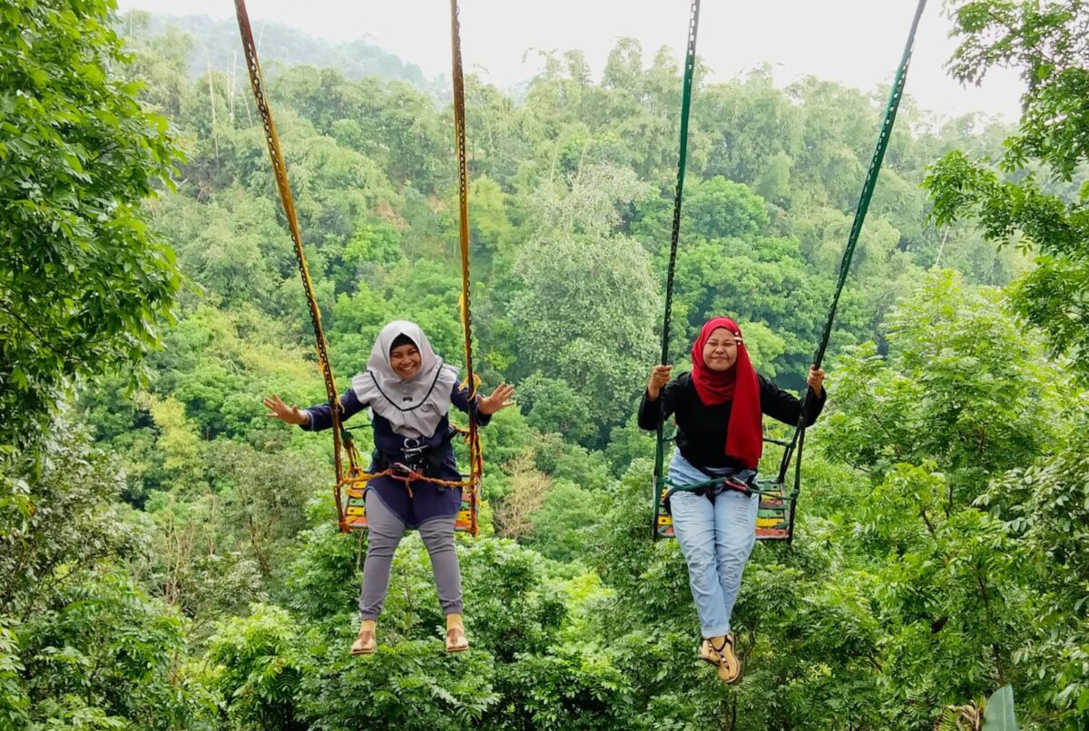 Berayun di Ayunan Tepi Jurang taman rekreasi claket adventure park