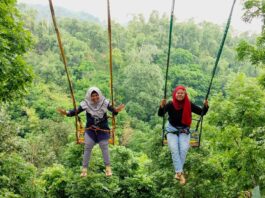 Berayun di Ayunan Tepi Jurang taman rekreasi claket adventure park