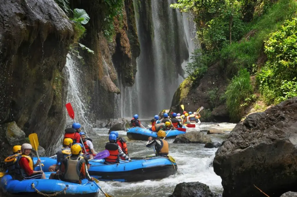 Para Pengunjung Songa Adventure Siap Mengarungi Jeram Sungai Pekalen