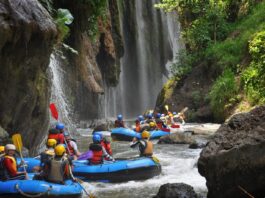 Para Pengunjung yang Siap Mengarungi Jeram Sungai Pekalen