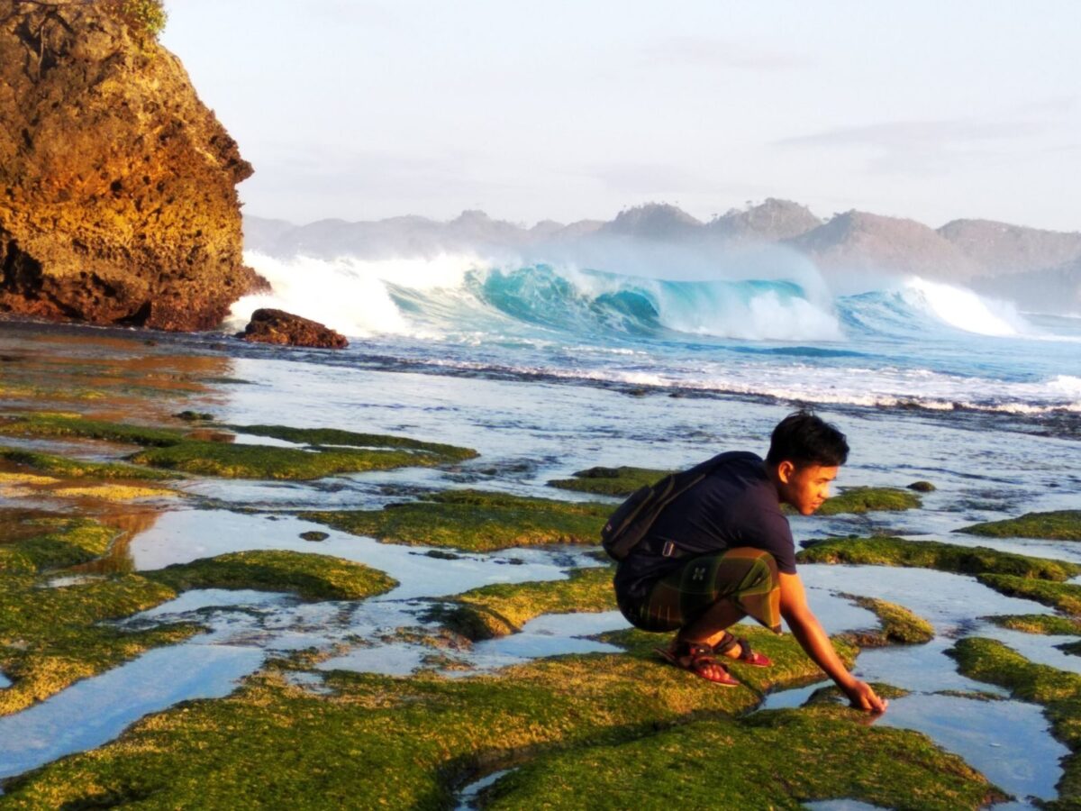 Tingginya Ombak Pantai di Pantai Batu Bengkung