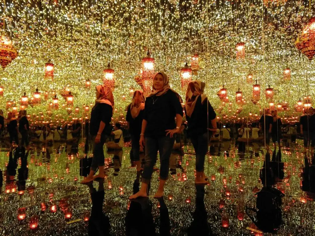 wahana foto dengan ribuan lampu di lampung walk