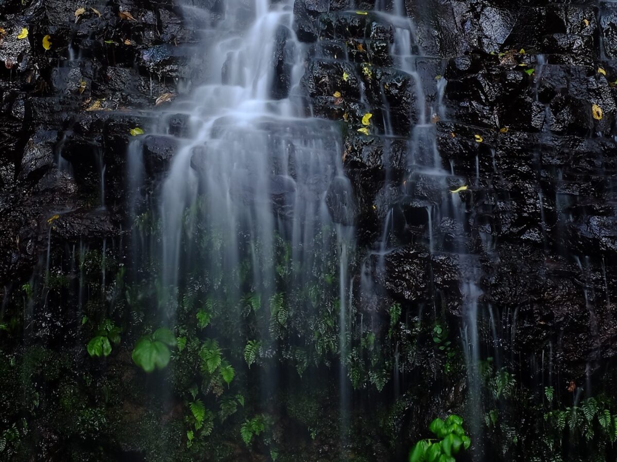Bebatuan berundak di curug cipurut