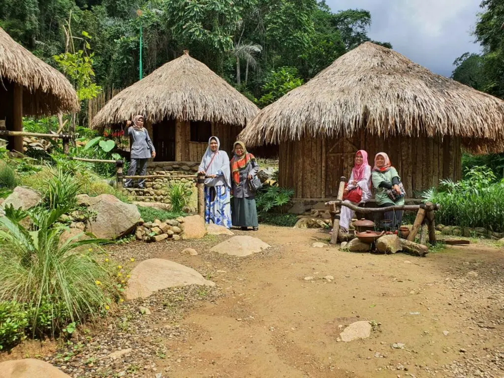 Berfoto di kampung Papua