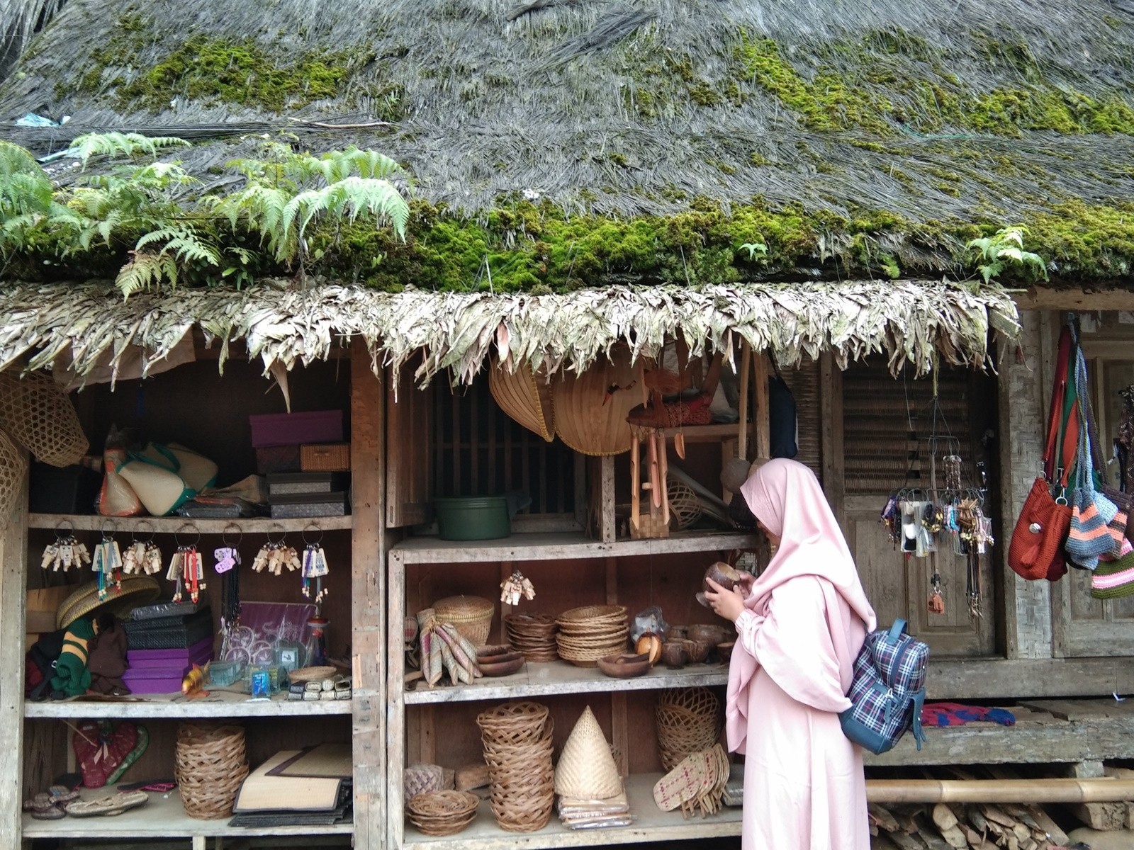 Pengunjung memilih suvenir yang tersedia di kampung naga