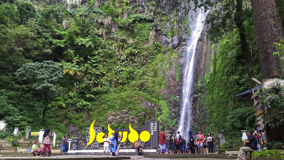 Wisatawan di sekitar air terjun