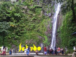 Wisatawan di sekitar air terjun