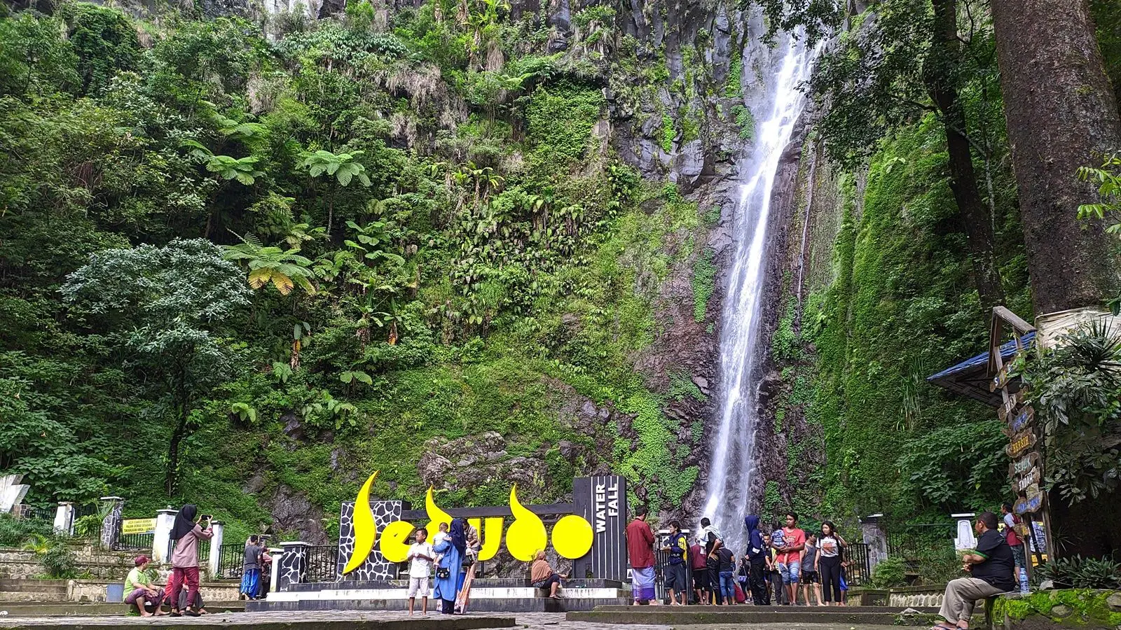 Wisatawan di sekitar air terjun