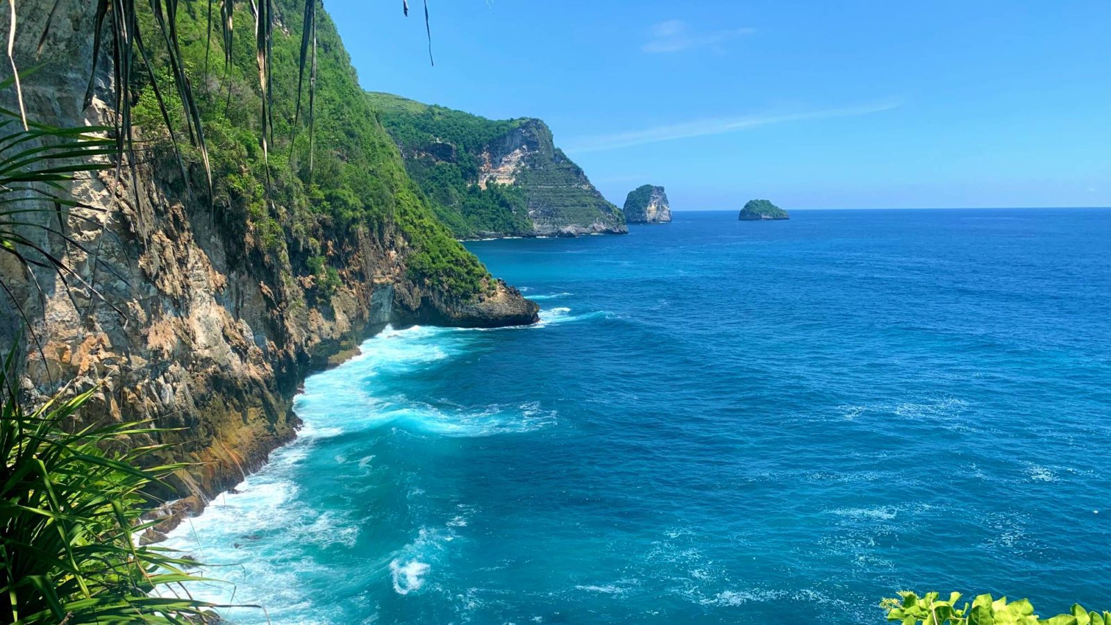 Air Terjun Peguyangan Nusa Penida berada di tepi laut