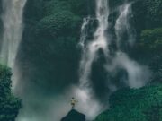 Air Terjun Sekumpul Buleleng Bali memiliki dua buah aliran air terjun dengan sumber air yang berbeda - waterfall_sekumpul